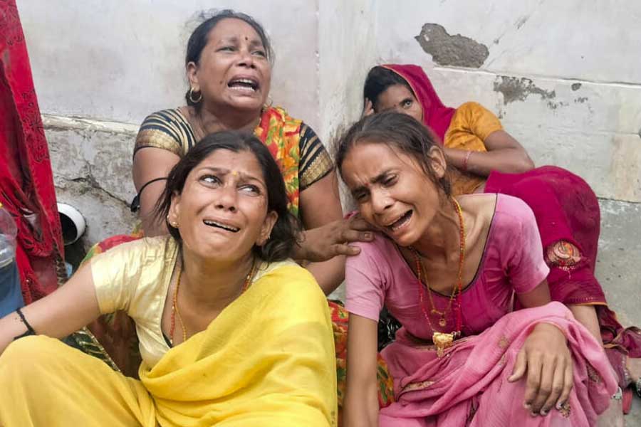 মঙ্গলবার হাথরসের ঘটনায় যাঁরা পদপিষ্ট হয়েছেন, তাঁদের আত্মীয়েরা প্রিয়জনের দেহের পাশে বসে কাঁদতে কাঁদতে বলছেন, ‘‘ভোলে বাবা যদি ভগবানই হবেন, তবে এঁদের মরতে হল কেন?’’ তার অবশ্য জবাব দেননি ‘বাবা’। তিনি কোনও অদৃশ্য শক্তি বলে দূর থেকেই হাথরসে পদপিষ্ট হওয়ার ঘটনায় রাগ এবং দুঃখ প্রকাশ করেছেন। 