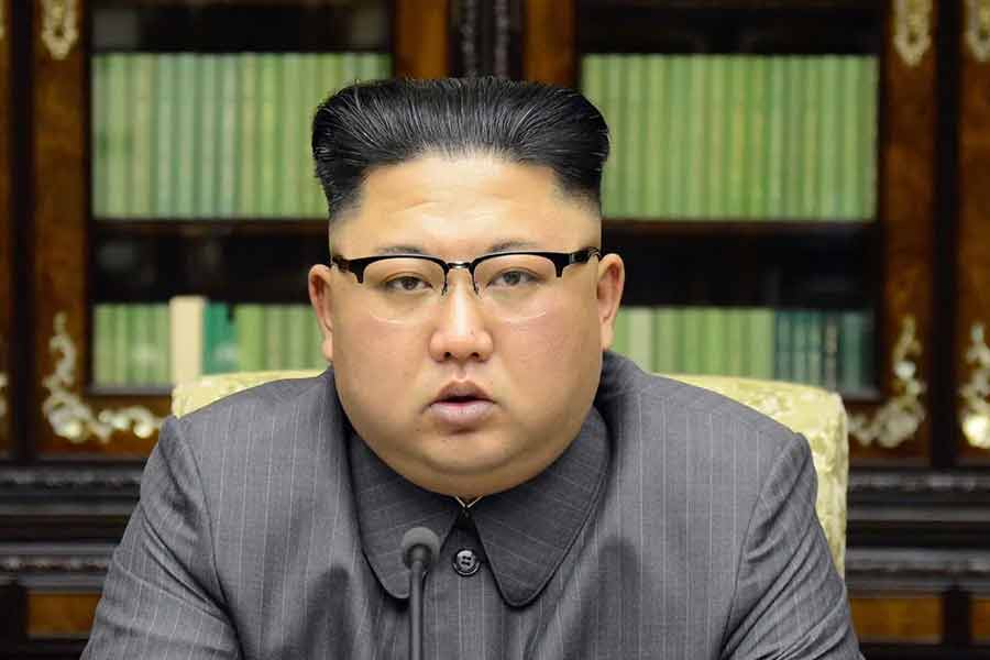 উত্তর কোরিয়ার একনায়ক কিম জং উন আরও কঠোর হচ্ছেন। তাঁর দেশের আইনকানুন আরও সর্বনেশে হয়ে উঠছে। বাইরের জগতের জন্য দরজা একেবারেই বন্ধ করে দিতে চাইছেন কিম। তাঁর সাম্প্রতিক কিছু সিদ্ধান্তে সেই ইঙ্গিত মিলেছে।