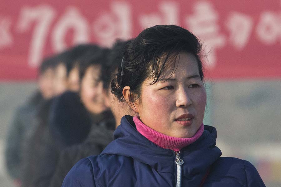 বিদেশি অর্থে মূলত দক্ষিণ কোরিয়ার প্রভাবই দেশ থেকে মুছে ফেলতে চান কিম। গত কয়েক বছর ধরে উত্তর কোরিয়ার প্রশাসনে সেই চেষ্টা চোখে পড়ছে। নাগরিকদের সাধারণ চলাফেরাতেও হস্তক্ষেপ করছে প্রশাসন। 