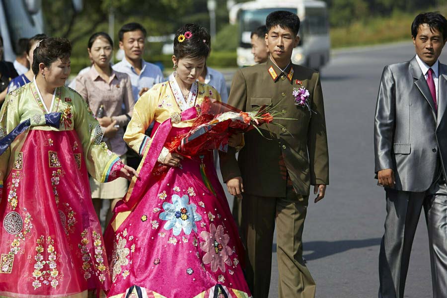 বিবিসির প্রতিবেদনে দাবি, উত্তর কোরিয়ায় নিষিদ্ধ করে দেওয়া হয়েছে সাদা রঙের বিয়ের পোশাক। সাধারণত, সেখানে কোনও বিয়ের অনুষ্ঠানে কনেকে সাদা গাউন পরতে দেখা যেত। তা আর করা যাবে না বলে জানিয়ে দিয়েছেন কিম।