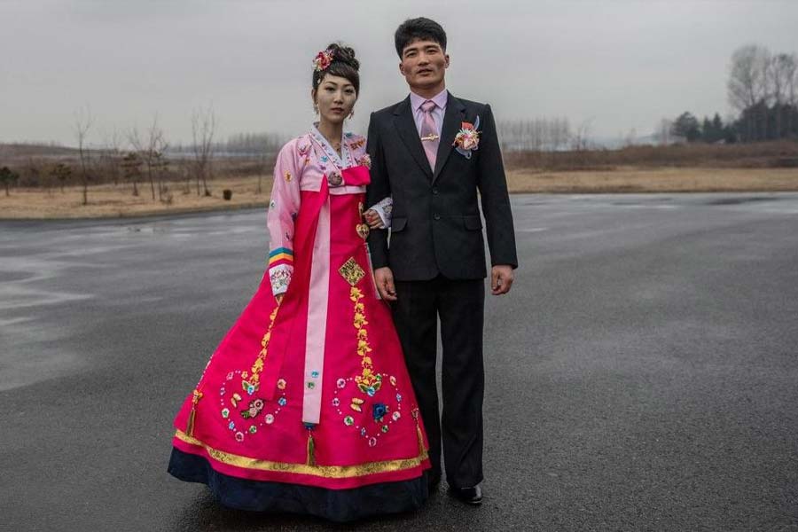 কিম প্রশাসনের বক্তব্য, বিয়েতে কনের সাদা পোশাকের মধ্যে রয়েছে দক্ষিণ কোরিয়ান সংস্কৃতির প্রভাব। বিদেশি প্রভাব ঠেকাতে তাই এই সিদ্ধান্ত নেওয়া হয়েছে। দেশে নিজস্ব সংস্কৃতি লালন করতে হবে বলে জানিয়ে দিয়েছেন প্রশাসক কিম। 