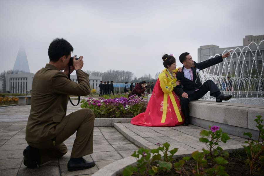 শুধু বিয়ের পোশাকেই নয়, বিয়ের রীতিতেও নেমে এসেছে সরকারি ফতোয়া। প্রচলিত প্রথা ছিল, বিয়ের দিন কনেকে কাঁধে তুলে নেন বর। এই রীতিতেও নিষেধাজ্ঞা জারি করা হয়েছে। দাবি, এতেও রয়েছে দক্ষিণী প্রভাব। 