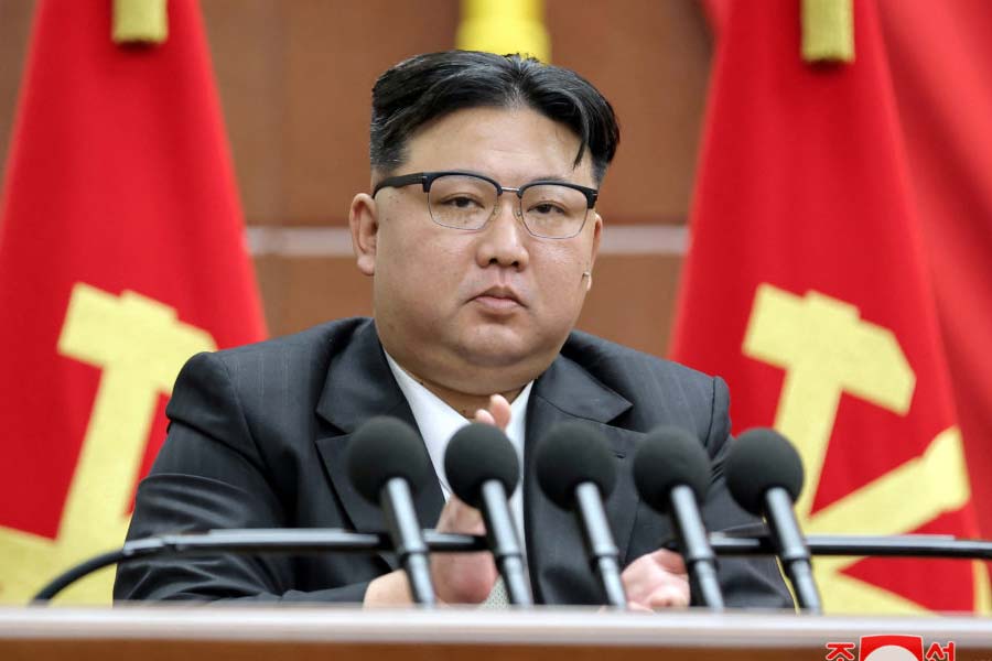 দক্ষিণ কোরিয়ার কিছু সংবাদমাধ্যমে দাবি, বিয়ের অনুষ্ঠানে সব ধরনের আড়ম্বর নিষিদ্ধ করে দিয়েছেন কিম। বিয়ে নামক অনুষ্ঠানটিতে আনন্দের কোনও কারণ নেই বলে মনে করেন তিনি। এটি অত্যন্ত স্বাভাবিক একটি সামাজিক রীতি।