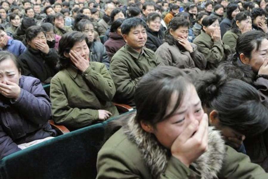 ২০২০ সালে কিমের দেশে নতুন একটি আইন প্রণয়ন করা হয়। তাতে বলা হয়েছিল, দক্ষিণ কোরিয়ার কোনও বিনোদনমূলক উপাদান দেখা অথবা প্রচার করা উত্তর কোরিয়ায় শাস্তিযোগ্য অপরাধ। তার শাস্তি হতে পারে মৃত্যুদণ্ড। 