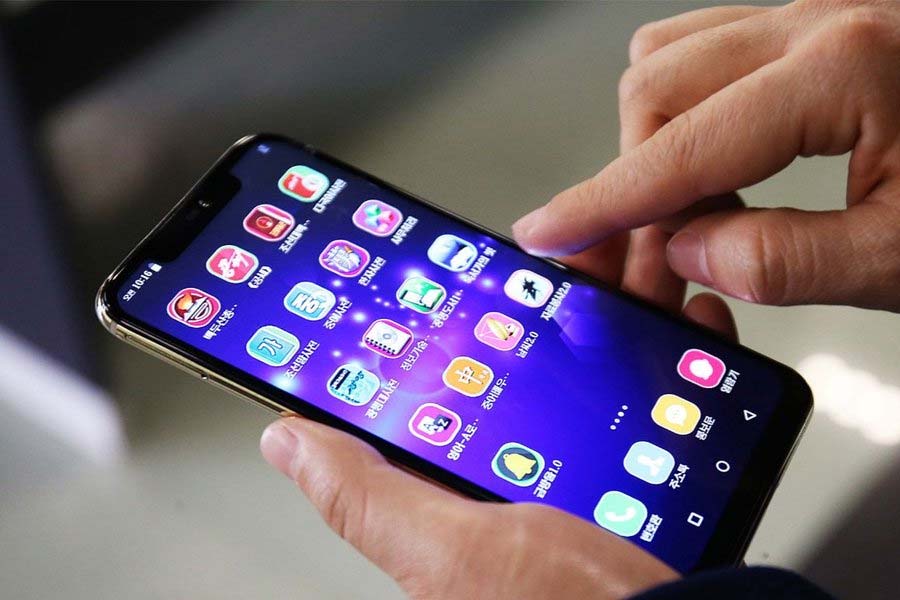 উত্তর কোরিয়ায় সাধারণ মানুষের মোবাইল ফোনেও সরকারি নজরদারি চালানো হয় বলে অভিযোগ। সরকার মানুষের ব্যক্তিগত মেসেজ পড়ে, ফোনে আড়ি পাতে। এমনকি, যে কোনও সময়ে ফোন সার্চও করা হয়। 