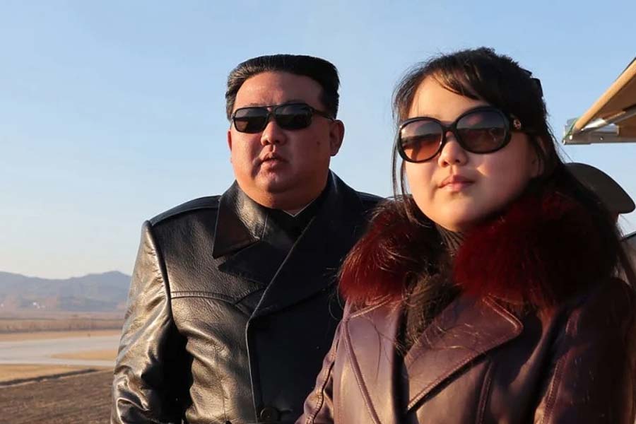 সম্প্রতি উত্তর কোরিয়ায় সানগ্লাস পরা নিষিদ্ধ করে দেওয়া হয়েছে। সানগ্লাসকে দেশের সংস্কৃতির বিরোধী বলে দেগে দিয়েছেন কিম। যদিও তাঁকে সানগ্লাস পরতে দেখা গিয়েছে একাধিক বার। 