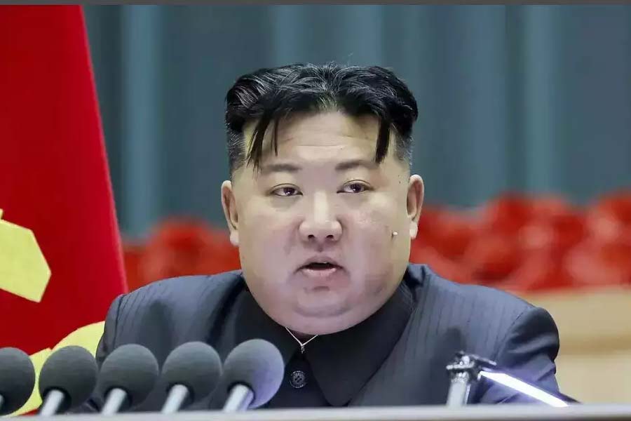 কিমের এই ধরনের বিদেশি সংস্কৃতিবিরোধী কার্যকলাপে তটস্থ সে দেশের মানুষ। অভিযোগ, বিদেশি সংস্কৃতির বিরোধিতা করার নামে কিম আসলে নাগরিকদের ব্যক্তিগত স্বাধীনতায় আরও হস্তক্ষেপ করতে চাইছেন। এই ধরনের নীতির সমালোচনা চলছে দক্ষিণ কোরিয়ার সংবাদমাধ্যমেও। 