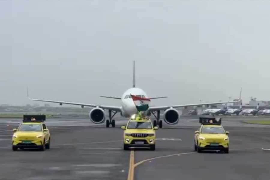 দিল্লি থেকে দুপুর ৩.৪০ নাগাদ রওনা দেয় ভারতীয় দলের বিমান। মুম্বই বিমানবন্দরে নামে ৫.৩৩ মিনিটে। হুডখোলা বাসে প্যারেড শুরু হওয়ার নির্ধারিত সময়ের প্রায় আধ ঘণ্টা পরে। তখনই বোঝা গিয়েছিল নির্ধারিত সময়ে সব অনুষ্ঠান সম্ভব হবে না।