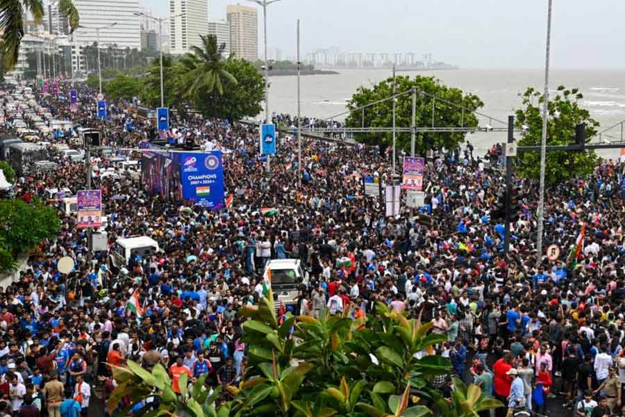 রোহিতেরা মুম্বইয়ে আসার অনেক আগে থেকেই মেরিন ড্রাইভে সমর্থকেরা জড়ো হতে শুরু করেন। বিকেলের মধ্যে সেখানে তিলধারণের জায়গা ছিল না। চার্চগেট এবং আশেপাশের ট্রেন স্টেশন থেকে পিল পিল করে লোক জড়ো হতে থাকেন ওয়াংখেড়ে স্টেডিয়ামের সামনে।