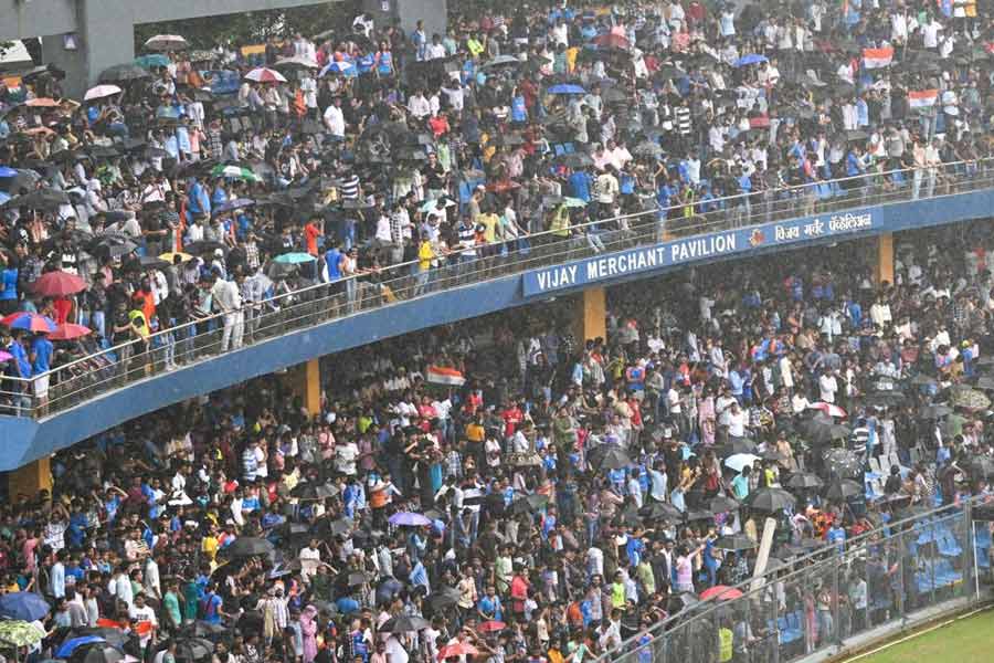 বোর্ডের অনুষ্ঠানের জন্য ওয়াংখেড়ে স্টেডিয়ামের গেট খুলে দেওয়া হয়েছিল দুপুর ৪টে থেকে। গেট খোলামাত্র জনস্রোত ঢুকতে শুরু করে ভেতরে। পুলিশ কোনও ভাবেই সেই ভিড় নিয়ন্ত্রণ করতে পারছিল না। বৃষ্টির মাঝেই দৌড়ে স্টেডিয়ামে ঢোকার চেষ্টা করছিলেন সবাই। ভেঙে পড়ে ব্যারিকেড। ভিড় সামলাতে হিমশিম খেতে হয় পুলিশকে।