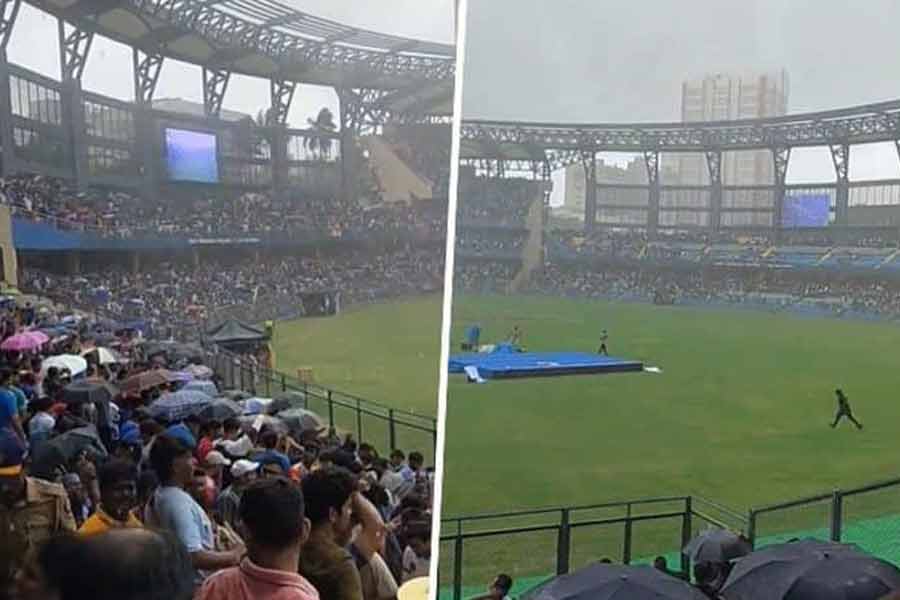 শুধু তাই নয়, স্টেডিয়ামের ভেতরেও ছিল অব্যবস্থা। স্টেডিয়ামের সব দরজা বন্ধ করে দেওয়া হয়। পানীয় জলের জায়গা ছিল না বলেই খবর। শৌচালয়ও বন্ধ বলে অভিযোগ উঠেছে।