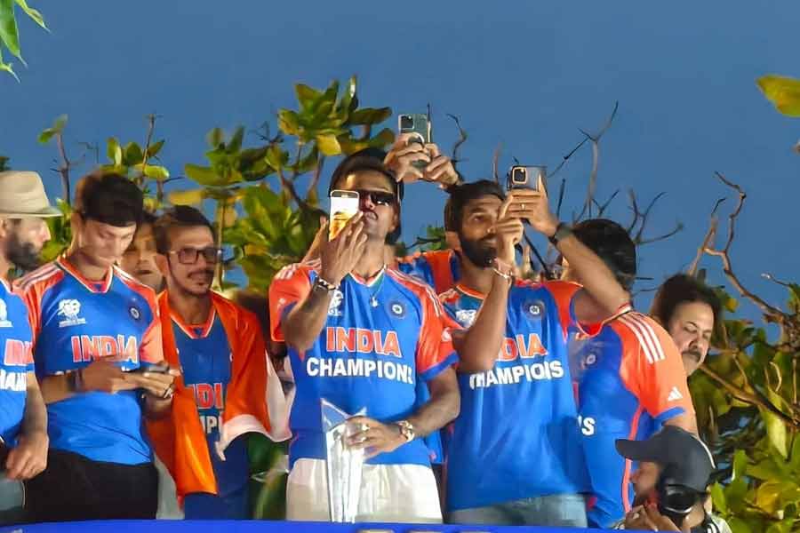 মুম্বইয়ে নামার প্রায় এক ঘণ্টা পর বিমানবন্দর থেকে বেরোন ক্রিকেটারেরা। কালো রোদচশমা পরে ট্রফি হাতে বেরিয়ে আসতে দেখা যায় হার্দিককে। বিমানবন্দরেও প্রচুর মানুষ জড়ো হয়েছিলেন। তাঁদের মাঝখানে পুলিশ এবং নিরাপত্তারক্ষীরা কর্ডন করে ক্রিকেটারদের বার করে আনেন। ধীর গতিতে প্রত্যেকে নির্ধারিত বাসে উঠে যান।