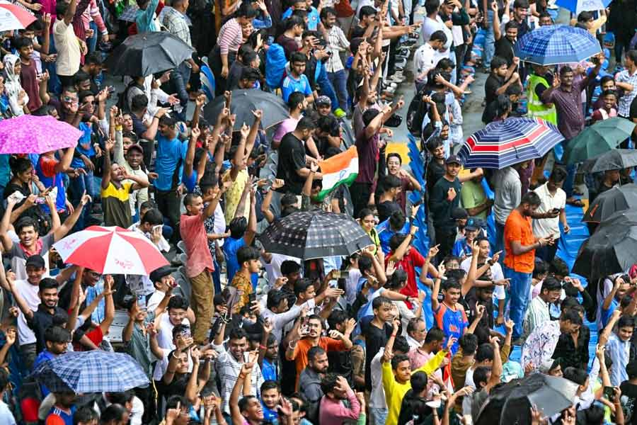 তবে নরিম্যান পয়েন্ট থেকে যে হুডখোলা বাসে করে রোহিতদের ওয়াংখেড়ে আসার কথা ছিল, তা আটকে পড়ে মাঝরাস্তায়। লোকের ভিড়ে যাওয়ার কোনও রাস্তাই ছিল না। তখনও বিমানবন্দর থেকে রওনা দেয়নি দল। রওনার খবর মিলতেই পুলিশ রাস্তা ফাঁকা করতে শুরু করে। তার পরে হুডখোলা বাস নরিম্যান পয়েন্টের দিকে রওনা দেয়।