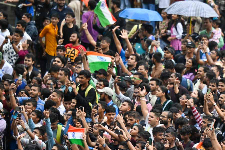 বিমানবন্দর থেকে বেরনোর পর রোহিতদের দু’টি বাস পুলিশ কনভয় করে নরিম্যান পয়েন্টের দিকে নিয়ে যায়। সেই বাসের পিছনে ছিল সংবাদমাধ্যম, সাধারণ মানুষের গাড়ি এবং বাইক। একটি জায়গার পর বাকি সব গাড়িগুলি আটকে দু’টি বাসকে জায়গা করে দেওয়া হয়।