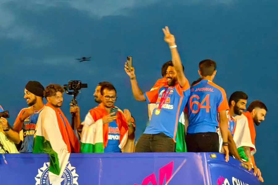 ঠিক ৭.৩৬ মিনিটে হুডখোলা বাসে চেপে ওয়াংখেড়ে স্টেডিয়ামের দিকে রওনা দেন ভারতীয় ক্রিকেটার। সেই সময় নরিম্যান পয়েন্টে তুমুল ভিড়। একটু এগিয়েই থেমে যায় ভারতের বাস। তখনই তৎপর হয়ে ওঠে পুলিশ। সামনের প্রচুর পুলিশকর্মী ভিড় ঠেলে বাসকে এগোনোর জায়গা করে দেন। ধীরে ধীরে এগোতে থাকে বাস।