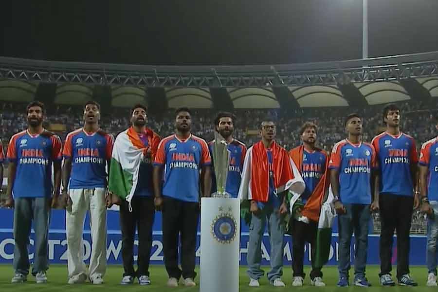 রোহিত, কোহলিদের দেখার জন্য বাড়ির ছাদে, গাছের ডালে উঠে পড়েছিলেন সমর্থকরা। তাঁদের অভিবাদন গ্রহণ করতে করতে এগিয়ে যেতে থাকেন কোহলিরা। বাসের ছাদে জাতীয় পতাকা গায়ে ছবি তোলেন ক্রিকেটারেরা। রোহিতকে ডেকে নিয়ে কোহলি একসঙ্গে ট্রফি তোলেন।