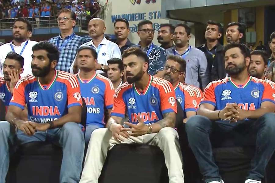 মঞ্চে ছিলেন সঞ্চালক গৌরব কপূর। তিনি রোহিতকে ডেকে নেন। বিশ্বজয়ের বিভিন্ন মুহূর্ত নিয়ে কথা বলেন রোহিত। হার্দিকের নাম নিতেই আবার স্টেডিয়াম উত্তাল হয়ে ওঠে ‘হার্দিক, হার্দিক’ চিৎকারে। হার্দিক উঠে দাঁড়িয়ে হাততালি দিয়ে অভিবাদন গ্রহণ করেন। এর পরে কোচ রাহুল দ্রাবিড়কে ডেকে নেন সঞ্চালক। সেখানেও বিশ্বজয়ের বিভিন্ন মুহূর্তের কথা উঠে আসে। ধীরে ধীরে কথা বলেন বিরাট কোহলি, যশপ্রীত বুমরাও।