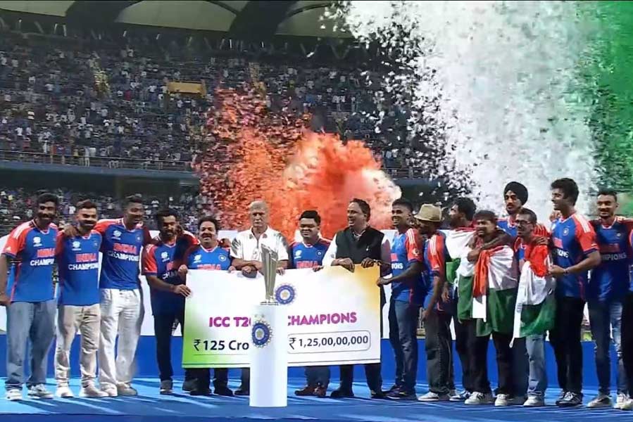 সবার শেষে জয় শাহ প্রতিশ্রুতিমতো ১২৫ কোটি টাকার চেক তুলে দেন গোটা দলের হাতে। তার পর গোটা দল ট্রফি নিয়ে মাঠ প্রদক্ষিণ করে। টেনিস বলে সই করে দর্শকদের দিকে ছুড়ে দিতে থাকেন ক্রিকেটারেরা।