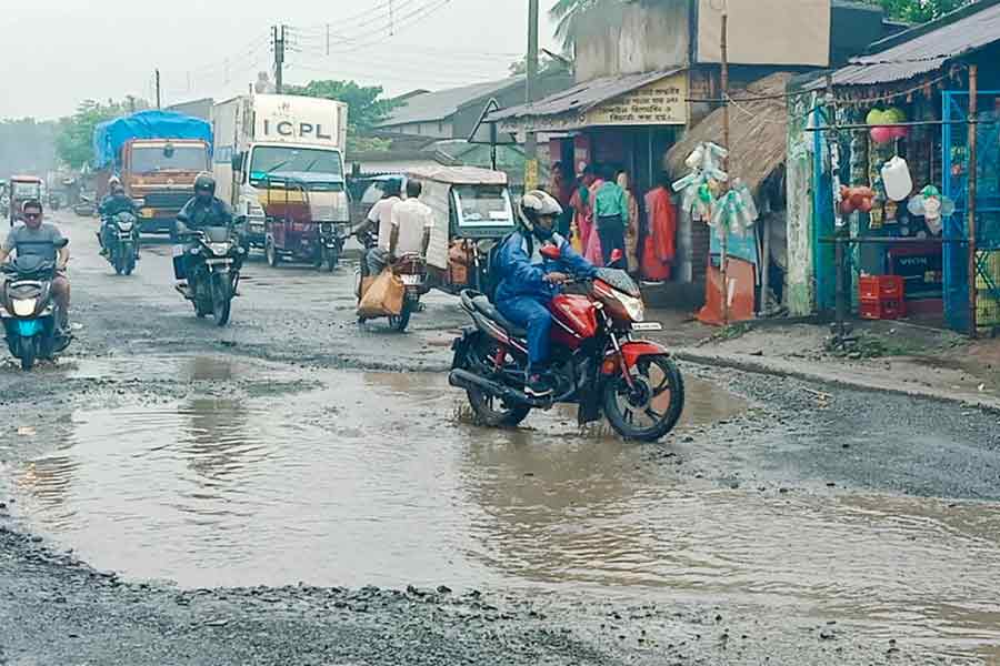 এমনই বেহাল দশা সাঁইথিয়ার তালতলা মোড়ের রাস্তা।