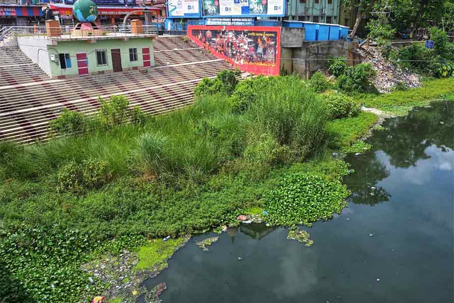 তারাপীঠ দ্বারকা নদের ঘাট ভরেছে জঞ্জালে।