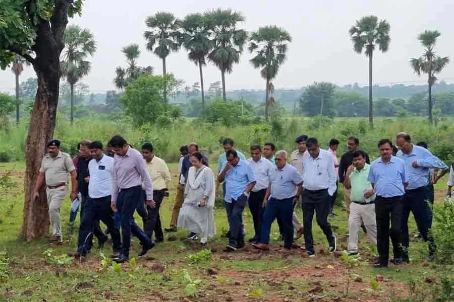 ডেউচা-পাঁচামি এলাকা পরিদর্শনে পি বি সালিম-সহ পিডিসিএল-এর আধিকারিকেরা। বৃহস্পতিবার মহম্মদবাজারের।