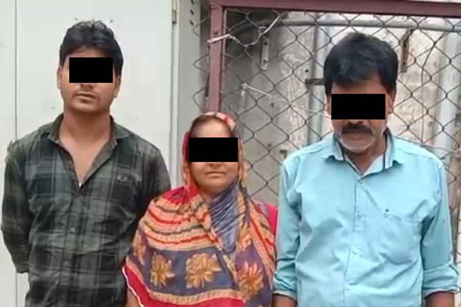 বাঁ দিক থেকে, পুত্র বসির আলির সঙ্গে প্রৌঢ় দম্পতি সাহানারা বিবি এবং শেখ বোরহান আলি।