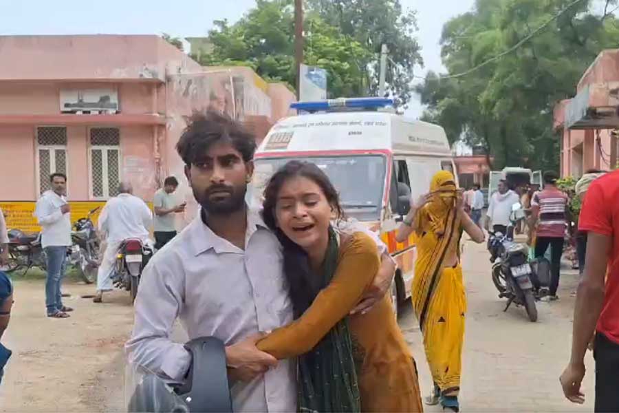  ১০০ দিনের কাজ (এমজিএনআরইজিএ)-এর সঙ্গে যুক্ত ছিলেন মধুকর। উত্তরপ্রদেশের ২০টি পঞ্চায়েতের ১০০ দিনের কাজে তিনি টেকনিক্যাল অ্যাসিস্ট্যান্ট হিসাবে নজরদারি চালাতেন । 