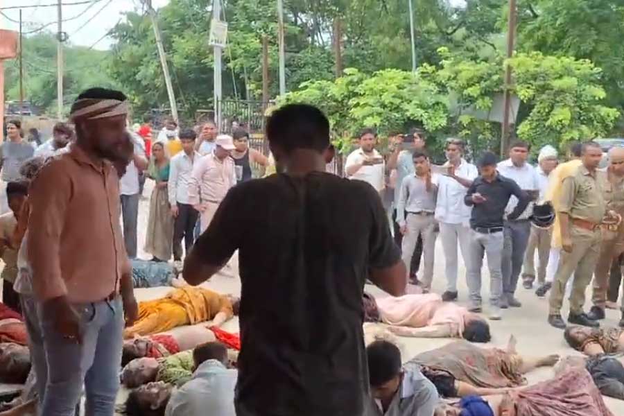 ২০১০ সাল থেকে অস্থায়ী কর্মী হিসাবে সেই কাজ করতেন মধুকর।  তিনি বিল এবং ভাওচার প্রস্তুত করতেন।  