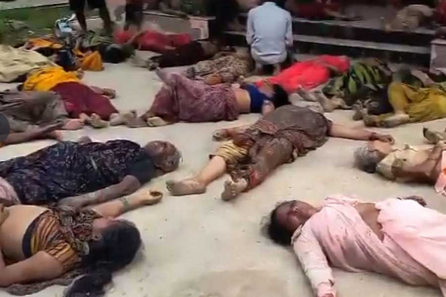 মধুকরের খোঁজে রাজস্থান, হরিয়ানা, পশ্চিম উত্তরপ্রদেশে তল্লাশি চালাচ্ছে পুলিশ। ওই সব এলাকায় ভোলে বাবার ‘সৎসঙ্গ’-এর আয়োজন করা হত। তদন্ত সূত্রে জানা গিয়েছে, ওই সব এলাকায় স্বঘোষিত ধর্মগুরুর একাধিক ভক্ত ছড়িয়ে রয়েছেন।