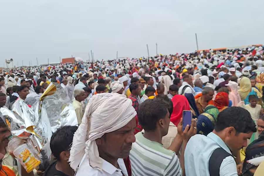 রাজস্থান পুলিশের অতিরিক্ত ডিজি (স্পেশ্যাল অপারেশন গ্রুপ) ভিকে সিংহ জানিয়েছেন, রাজ্যের দৌসাতে প্রায়ই আসতেন ভোলে বাবা। সেখানে হর্ষবর্ধন মীনার বাড়িতে থাকতেন। শুধু তা-ই নয়, মীনার বাড়িতে ‘সৎসঙ্গ’-এরও আয়োজন করতেন। আর পুরো দায়িত্ব সামলাতেন মীনাই। ঘটনাচক্রে, দেশ জুড়ে নিটের প্রশ্নফাঁসকাণ্ডে যাঁরা গ্রেফতার হয়েছেন, মীনা তাঁদের মধ্যে এক জন। তদন্তকারীদের সন্দেহ, এই মীনাই নিটকাণ্ডের অন্যতম চক্রী।