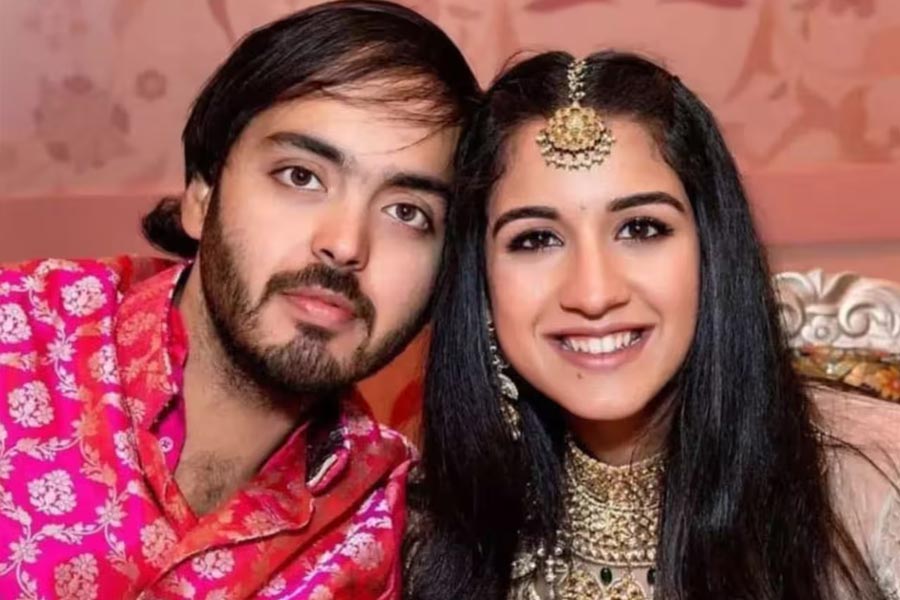 প্রতীক্ষার অবসান। ১২ জুলাই চার হাত এক হতে চলেছে অনন্ত অম্বানী এবং রাধিকা মার্চেন্টের। বিয়ের আগে হবু বর-কনেকে নিয়ে নানা অনুষ্ঠান পর্ব চলছে।  অম্বানী বাড়ির ছোট ছেলের বিয়ে বলে কথা, আয়োজনে কোনও ত্রুটি রাখেননি মুকেশ অম্বানী-নীতা অম্বানী। মাস তিনেক আগেই বিয়ের অনুষ্ঠান শুরু হয়ে গিয়েছিল। ২০২২ সালের ডিসেম্বরে বাগ্‌দান সেরে রেখেছিলেন অনন্ত এবং রাধিকা। এ বছর ১-৩ মার্চ পর্যন্ত তারিখে জামনগরে বসেছিল অনন্ত-রাধিকার প্রথম প্রাক্-বিবাহের অনুষ্ঠান। 