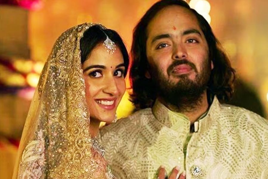 দ্বিতীয় উদ্‌যাপন হয় বিদেশে। ইটালিতে এক বিলাসবহুল ক্রুজ়ে ভাসতে ভাসতে প্রাক-বিবাহের উদ্‌যাপনের আয়োজন করেন অম্বানীরা। প্রথম বার প্রাক্‌-বিবাহ উদ্‌যাপনে অতিথি হিসাবে এসেছিলেন দেশ-বিদেশের তারকারা। গোটা বলিউড তো ছিলই। সঙ্গে বিল গেট্‌স থেকে রিহানা— অতিথি তালিকায় বাদ যায়নি কেউ। দ্বিতীয় উদ্‌যাপনেও অতিথি তালিকায় ছিলেন নামী মুখেরা। তবু সকলের নজর অবশ্য ছিল হবু কনে রাধিকার দিকেই।