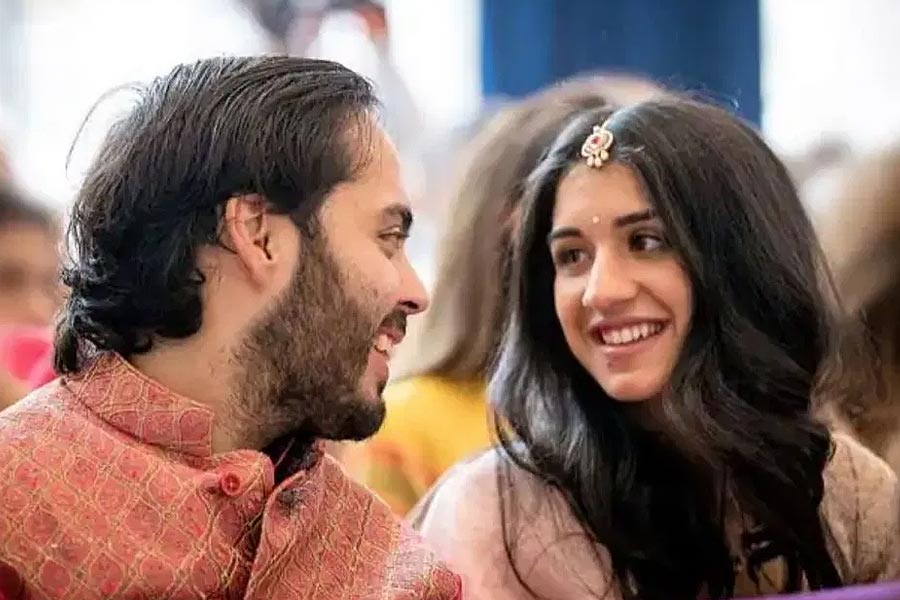 বিভিন্ন অনুষ্ঠানে তাঁদের নানা ‘লুক’। হবু স্ত্রীর রূপে মুগ্ধ হয়ে একদৃষ্টিতে সে দিকেই তাকিয়ে আছেন অনন্ত। সে ছবিও এসেছে প্রকাশ্যে। বিয়ের জল গায়ে পড়তেই রাধিকা যেন আরও সুন্দরী হয়ে উঠেছেন। কোনও সাজে তাঁকে মনে হয়েছে রূপকথার রাজকন্যা, আবার কোনও বেশে রাধিকা হয়ে উঠেছেন স্বপ্নসুন্দরী। প্রাক্‌-বিবাহের উদ‌্‌যাপন থেকে বিয়ের নিয়মকানুন— কোন ৫ সাজে সবচেয়ে বেশি নজর কাড়লেন অম্বানী বাড়ির হবু ছোট বৌ? রইল তার ঝলক।