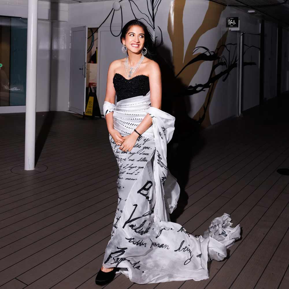 প্রাক্‌-বিবাহ উদ্‌যাপনের দ্বিতীয় পর্বে চমক ছিল রাধিকার পোশাক। ইটালির বিলাসবহুল ক্রুজ়ে হওয়া সেই অনুষ্ঠানের সব ছবি প্রকাশ্যে না এলেও, রাধিকা-অনন্তের ফ্রেমবন্দি মুহূর্ত অনেকেই দেখেছেন। সেখানে রাধিকার পোশাকে আলাদা করে নজর কেড়েছে।