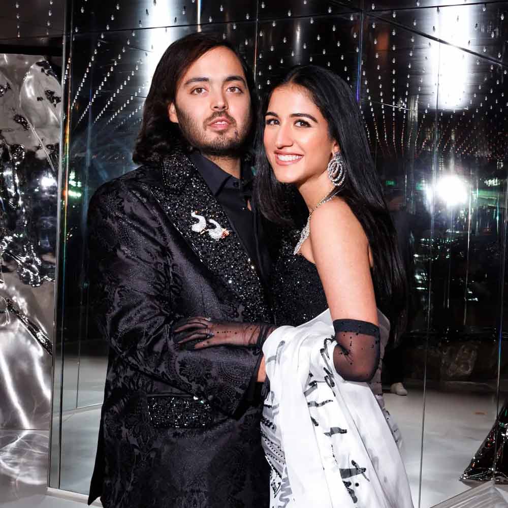 রাধিকা পরেছিলেন সাদা এবং কালোর মিশেলে একটি গাউন। সেই গাউন জুড়ে ছিল অনন্তের লেখা প্রেমপত্র। রাধিকার বয়স যখন ২২, সেই সময়ে প্রথম বার অনন্ত তাঁকে ভালবাসার প্রস্তাব দেন। অনন্তের হাতে লেখা সেই প্রেমপত্র আজও সযত্নে রেখে দিয়েছেন রাধিকা। সেই চিঠিই গাউনে প্রিন্ট করিয়েছেন।