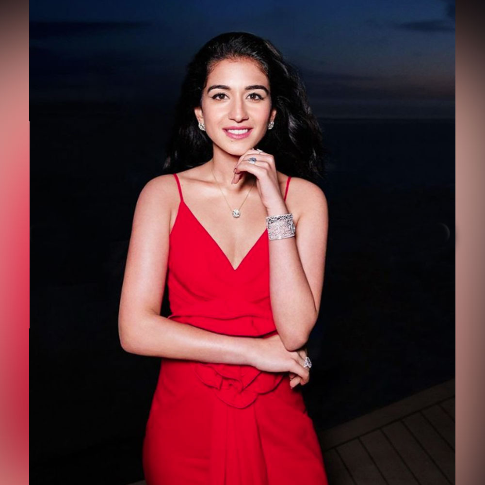 দ্বিতীয় পর্বের অনুষ্ঠানে বেশির ভাগ সময়ে নানা বাহারি গাউন পরেছিলেন রাধিকা। তার মধ্যে অন্যতম অনন্তের দেওয়া প্রেমপত্র প্রিন্ট করা গাউন। সেটি ছাড়াও, লাল গাউনে আলাদা করে মন কেড়ে নিয়েছে রাধিকার সাজ।