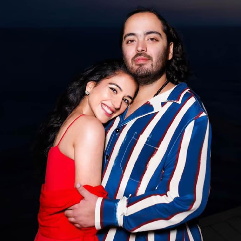 অনন্তের বুকে মাথা রেখে খোশমেজাজে রাধিকা। এমন এক ছবি ভাইরাল হয়েছিল। সেই ছবিতে বালমিয়ানের লাল গাউনে রাধিকাকে একেবারে আলাদা দেখাচ্ছিল। এই লাল গাউনটির দাম প্রায় ৫ লক্ষ ৪৩ হাজার টাকা।