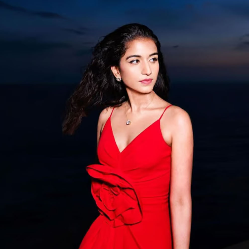 পোশাক ছিমছাম হলেও মাঝবরাবর গোলাপের আকৃতির ‘বো’টি ছিল বেশ নজরকাড়া। ওই দিন রাধিকাকে সাজিয়েছিলেন শেলিনা নাথানি। লাল ড্রেসের সঙ্গে রাধিকা হাতে পরেছিলেন হিরের চওড়া ব্রেসলেট, গলায় হিরের লকেট আর কানে হিরের দুল।