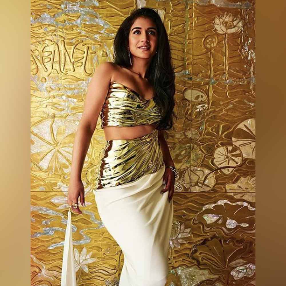 প্রাক্-বিবাহ উদ্‌যাপনের রাধিকার আরও এক সাজ চমকে দিয়েছিল অনেককেই। অম্বানী বাড়ির হবু ছোট বৌ প্রকাশ্যে এসেছিলেন সোনালি এবং সাদা রঙের বডিকন গাউনে। পোশাকশিল্পী গ্রেস লিঙের তৈরি পোশাক পরেছিলেন তিনি।