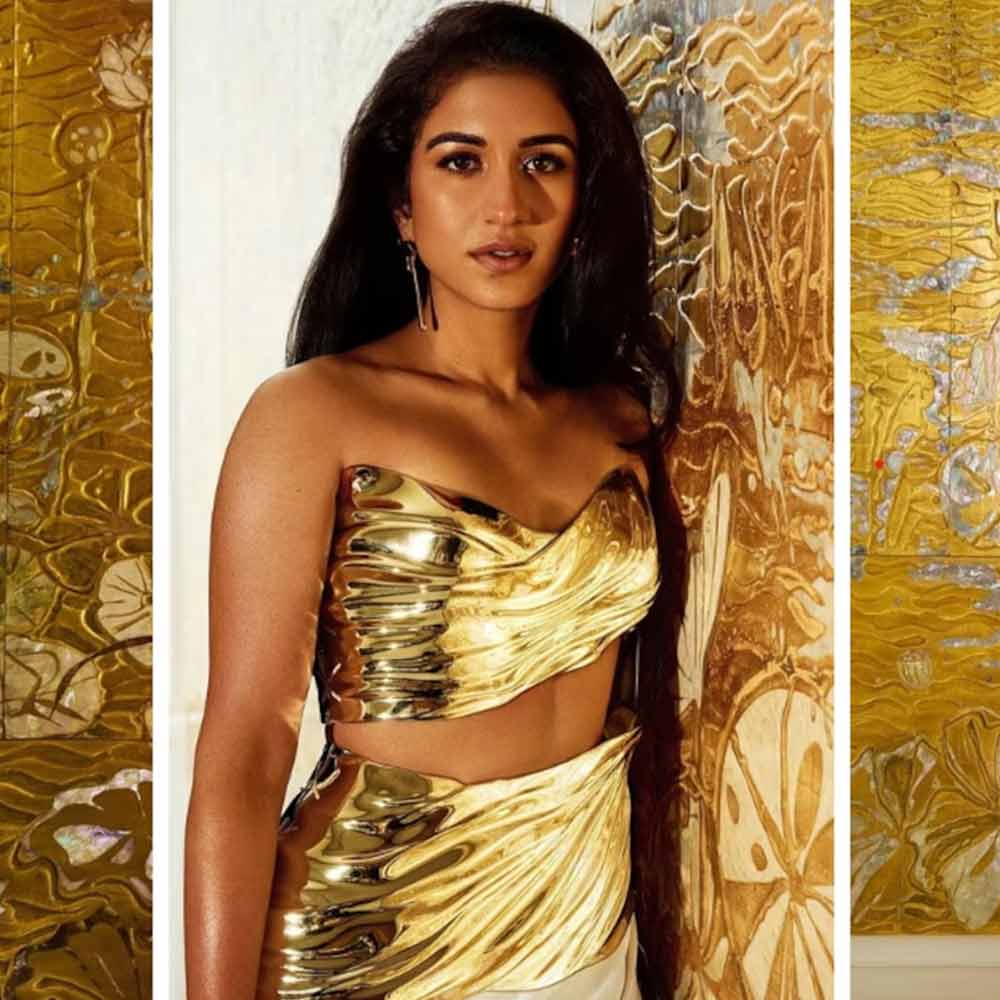 খোলামেলা পোশাক এর আগের কোনও অনুষ্ঠানে পরতে দেখা যায়নি রাধিকাকে। তবে এমন রূপেও যে তিনি মোহময়ী, সেটা বুঝিয়ে দেন রাধিকা। কোমরের কাছে এসে পোশাকের সোনালি অংশ শেষ হয়ে গিয়েছে। হাঁটু থেকে পা পর্যন্ত সাদা শিফনের কাপড়। 