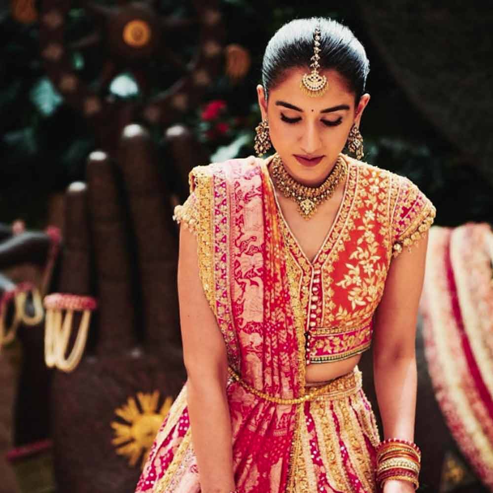 প্রাক্‌-বিবাহ উদ্‌যাপন পর্ব শেষ। এ বার সেই মাহেন্দ্রক্ষণ। বিয়ের পিঁড়িতে বসবেন অনন্ত-রাধিকা। বিয়ের বাকি আর ১২ দিন। তার আগে ঘটা করে হল ‘মামেরু’ অনুষ্ঠান। সেই অনুষ্ঠানে রাধিকা সাজলেন মণীশ মলহোত্রের নকশা করা লেহঙ্গায়। একেবারে সাবেকি ঘরানায়। 