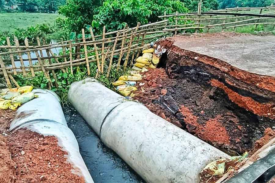 ভেঙে যাওয়া অস্থায়ী সেতু।