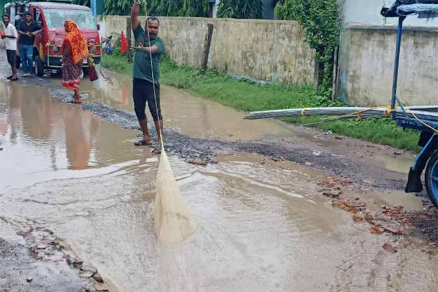 জাল ফেলা হয়েছে রাস্তায়। ছবি: সমরেশ মণ্ডল 