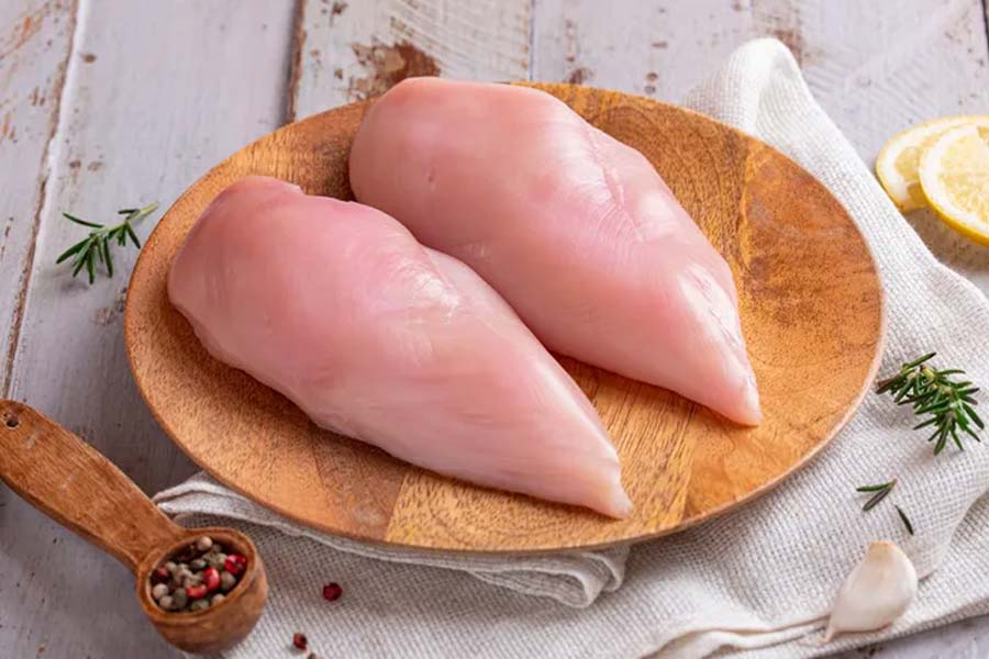 Five nutritional facts about chicken breasts and how it helps in muscle building