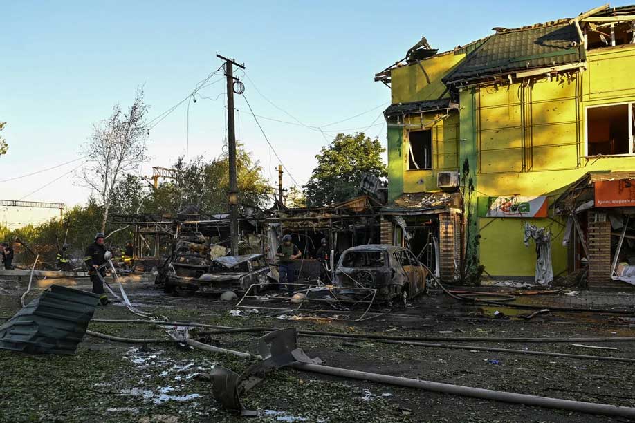 ২০২২ সালের ২৪ ফেব্রুয়ারি। আনুষ্ঠানিক ভাবে ইউক্রেন আক্রমণ করে রাশিয়া। বেজে ওঠে যুদ্ধের দামামা। সেই থেকে যুদ্ধ চলছে পূর্ব ইউরোপে। মৃত্যু হয়েছে হাজার হাজার মানুষের।