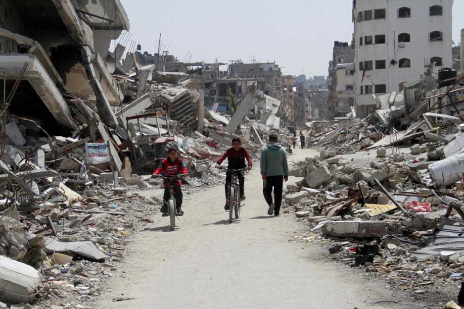 রাশিয়া এবং ইউক্রেনের এই যুদ্ধের মাঝে অনেক পালাবদল ঘটে গিয়েছে। দু’বছরে শুরু হয়েছে আরও এক যুদ্ধ। পশ্চিম এশিয়ায় যুদ্ধ চলছে ইজ়রায়েল এবং প্যালেস্টাইনি সশস্ত্র গোষ্ঠী হামাসের মধ্যে।