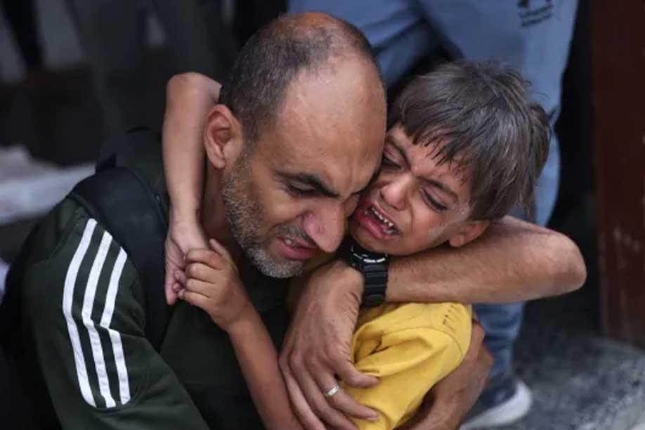 দুই যুদ্ধের কোপ পড়েছে বিশ্ব অর্থনীতিতে। বহু প্রাণহানির পাশাপাশি নিত্যপ্রয়োজনীয় জিনিসের মূল্যবৃদ্ধি, বাণিজ্যে বাধা প্রভৃতি নানা প্রতিবন্ধকতা দেখা দিয়েছে।