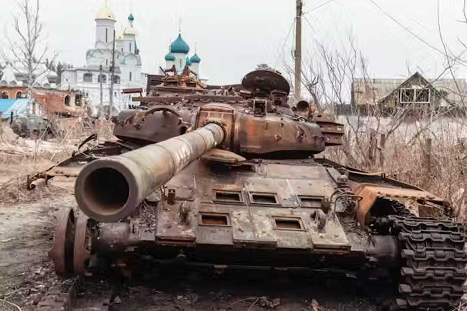 ইউক্রেনের বিরুদ্ধে যুদ্ধঘোষণা করার পর রাশিয়ার তীব্র সমালোচনা করেছিল পশ্চিমি দুনিয়া। এমনকি, রাষ্ট্রপুঞ্জের তরফেও যুদ্ধের নিন্দা করা হয়েছিল। রাশিয়ার উপর একাধিক বিধিনিষেধ আরোপ করেছিল আমেরিকা।