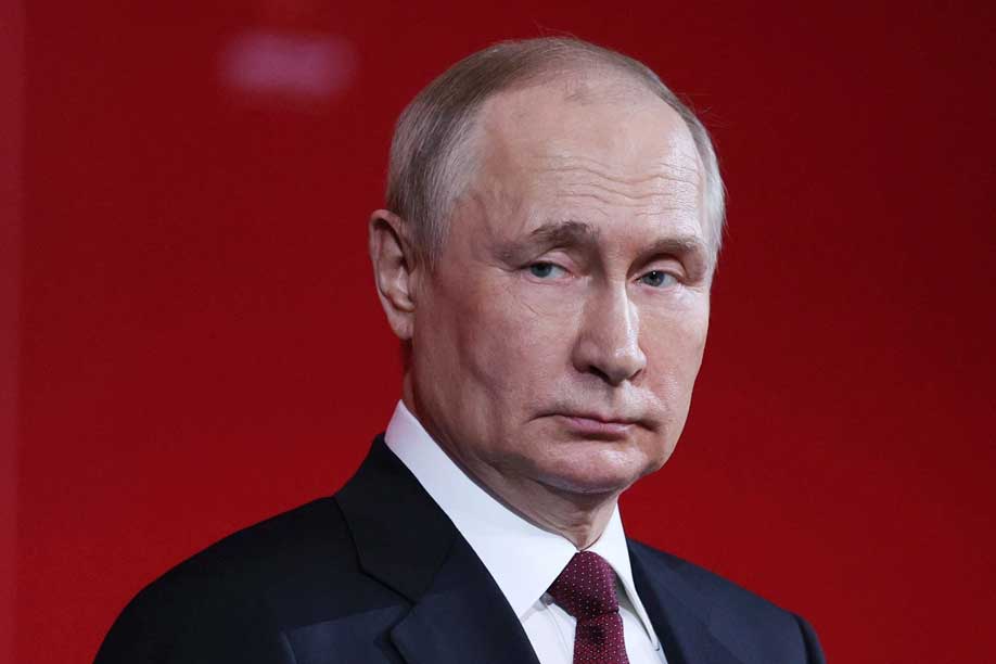 যুদ্ধের পর থেকে রাশিয়ার বাণিজ্যের পরিসর অনেক ছোট হয়ে এসেছে। যুদ্ধের আলাদা ব্যয়ও বহন করতে হয়েছে তাদের। এই পরিস্থিতিতে অর্থনৈতিক দিক থেকে দেশটি ক্ষতির মুখোমুখি হবে, এমনটাই ধরে নেওয়া হয়েছিল। কিন্তু প্রতিবন্ধকতা সত্ত্বেও সম্প্রতি বাজিমাত করেছেন পুতিন।