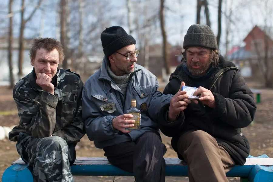 বিশেষজ্ঞদের একাংশের মতে, রাশিয়ার গ্রামগঞ্জে এত দিন প্রচুর পরিমাণে বেকার কিংবা কম রোজগারসম্পন্ন মানুষ ছিলেন। ইউক্রেন যুদ্ধ শুরু হওয়ার পর তাঁদের জীবন বদলে গিয়েছে।